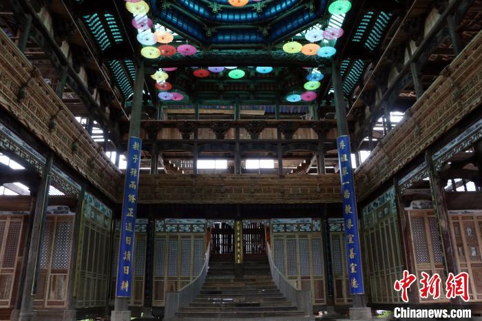 成品木制榫卯结构的楼阁内景刘浩摄