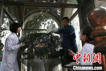 课题组对渎山大玉海开展科技检测与研究。科学出版社供图科学出版社供图摄