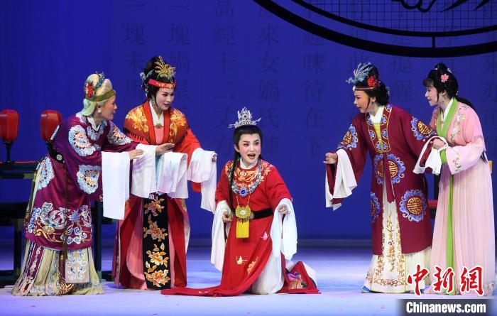 由福建芳华越剧院复排的越剧《红楼梦》在福州芳华剧院演出，再现尹派经典。　记者刘可耕摄