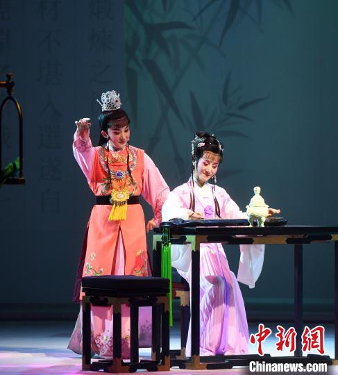越剧《红楼梦》演出现场。　记者刘可耕摄