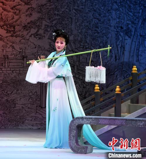 国家一级演员、越剧张派非遗传承人郑全在剧中饰演林黛玉。　记者刘可耕摄