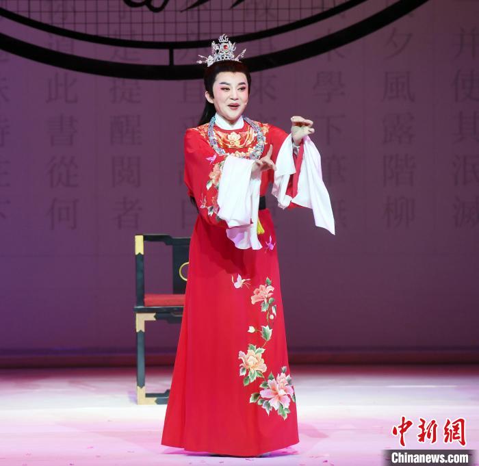 国家一级演员、中国戏剧梅花奖得主、越剧尹派非遗传承人陈丽宇在剧中饰演贾宝玉。　记者刘可耕摄