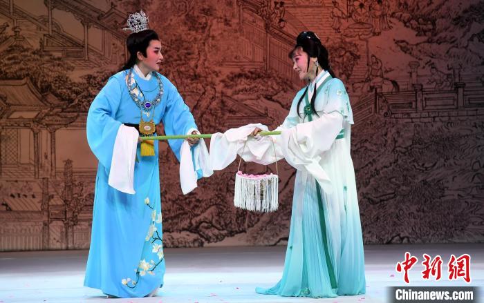 由福建芳华越剧院复排的越剧《红楼梦》在福州芳华剧院演出，再现尹派经典。　记者刘可耕摄