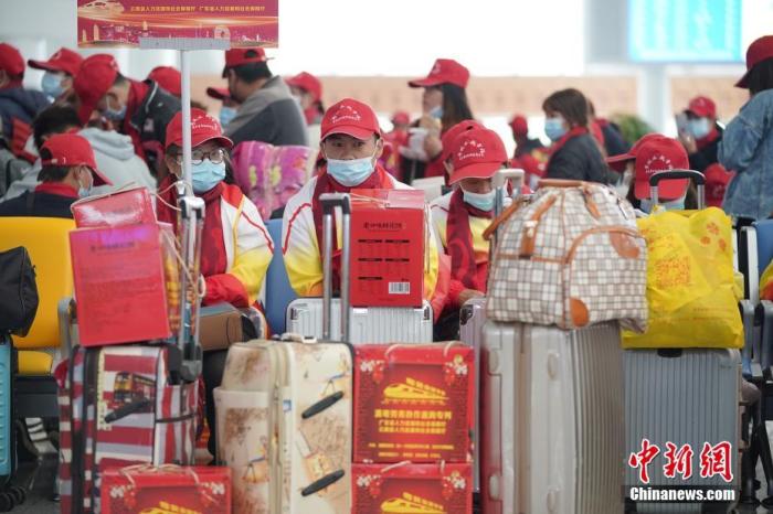 资料图：乘坐专列的务工人员在专用候车区等待上车。<a target='_blank' href='http://www.chinanews.com/'><p  align=