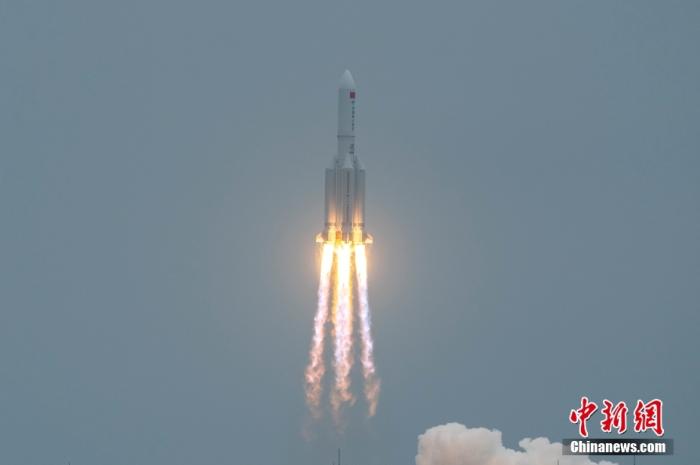 图为长征五号B遥二运载火箭从中国文昌航天发射场升空。<a target='_blank' href='http://www.chinanews.com/'><p  align=