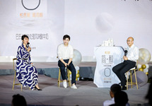 邓伦现身君乐宝喂奶牛 探秘简醇酸奶高品质秘籍