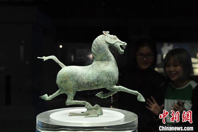 图为甘肃省博物馆馆藏文物铜奔马。(资料图)杨艳敏摄