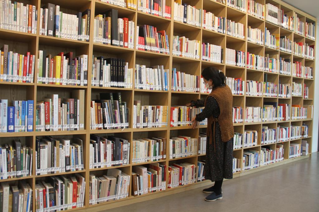 第一报道 | 在邻国这所最高学府里，有一间“习近平图书室”