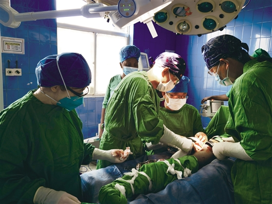 非洲观察丨援非医护人员用实际行动诠释大爱无疆