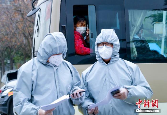 资料图：2020年3月1日，武汉客厅方舱医院132人出院。图为一位出院患者坐在车上打电话。<a target='_blank' href='http://www.chinanews.com/'><p  align=
