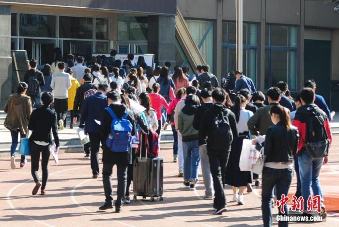 资料图：山东济南，考生步入公务员考试考场。<a target='_blank' href='http://www.chinanews.com/'><p  align=