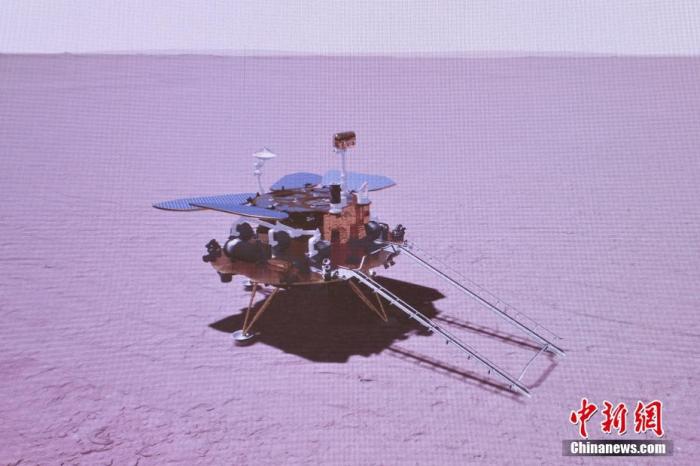 北京时间5月15日7时18分，天问一号着陆巡视器成功着陆于火星乌托邦平原南部预选着陆区，中国首次火星探测任务着陆火星取得圆满成功。图为火星探测器天问一号着陆火星表面模拟图。 张高翔 摄