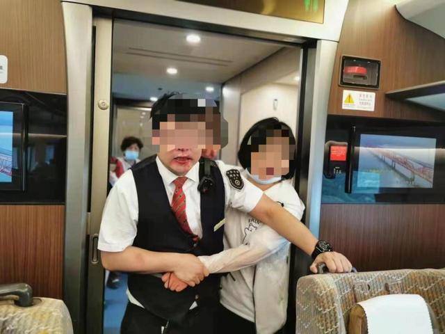 女子高铁G1792上打列车长并脱衣裸露身体(图)