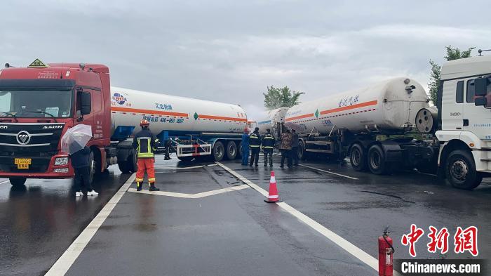 山西: 27吨液氧罐车被追尾泄漏 多部门17小时排险