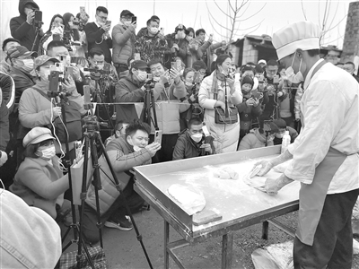 流量变“流毒” 部分自媒体蹭流量蹭出一地鸡毛