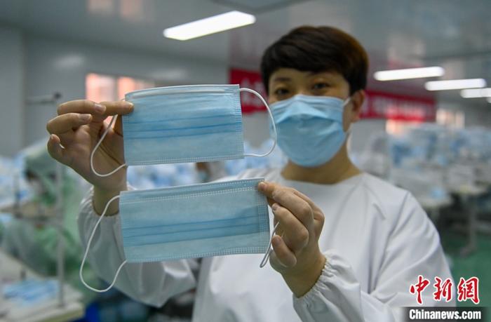 5月16日，辽宁沈阳，工作人员展示儿童口罩(上)与成人口罩(下)。疫情期间，沈阳保力威防护技术装备有限公司，用了八天时间从一家手套厂转为生产口罩。企业对切割手套保护壳的设备进行改造，依靠现成的模具，打破了口罩尺寸限制，除了能生产成人口罩外，还能生产三种型号的儿童口罩。<a target='_blank' href='http://www.chinanews.com/'><p  align=