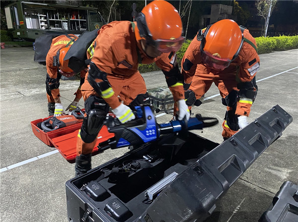 直击云南漾濞县地震救援：消防指战员，出发！