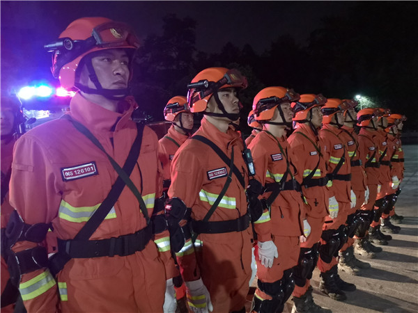 直击云南漾濞县地震救援：消防指战员，出发！