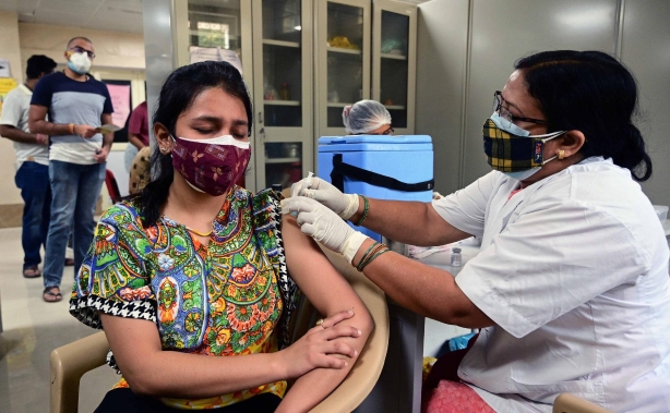 印度民众接种新冠疫苗