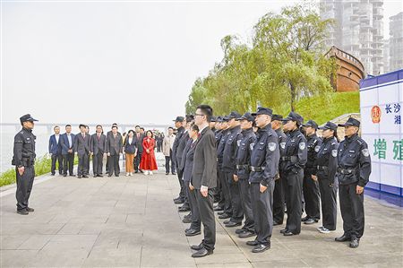 严惩非法捕捞促进生态修复 1.1万尾鱼苗投放湘江