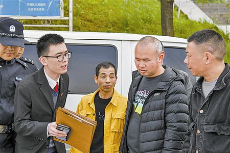 严惩非法捕捞促进生态修复 1.1万尾鱼苗投放湘江