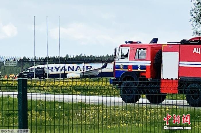 图为瑞安航空公司一架波音737-800型客停靠在明斯克国际机场。