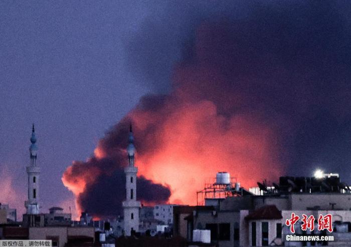 资料图：当地时间5月20日，巴以在加沙地带的冲突进入第11天，哈马斯与以色列终于达成停火协议，并已于21日2时正式生效。然而，在停火生效前，双方仍在互相攻击。图为5月20日晚，以色列空袭后，加沙城浓烟滚滚。