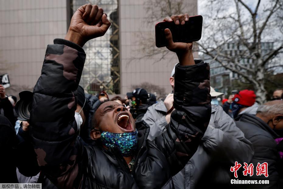 美国弗洛伊德案宣判前白人警察有罪，图为美国民众在街头激动高呼。