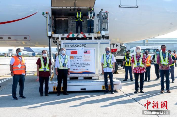 2月27日，北京科兴中维生物技术有限公司生产的首批新冠疫苗半成品运抵马来西亚吉隆坡国际机场，正式交付马来西亚发马公司。图为(左二起)中国驻马来西亚大使欧阳玉靖，马外交部长希沙姆丁，马国防部高级部长沙布里，马交通部长魏家祥，马科学、工艺及创新部长凯里出席交接仪式。<a target='_blank' href='http://www.chinanews.com/'><p  align=