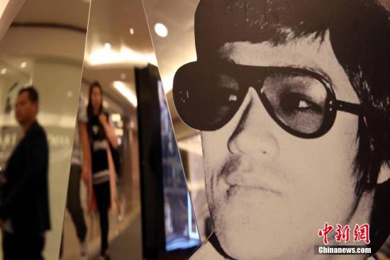 11月27日是充满传奇色彩的功夫巨星李小龙诞辰75周年，为纪念这位一代宗师，瑞士一家手表品牌与李小龙基金会，28日在香港海港城举办为期七天的“传奇永不逝──李小龙75诞辰周年纪念展”。<a target='_blank' href='http://www.chinanews.com/'><p  align=