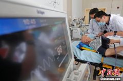 两名危重病人同一天经直升机转运到上海