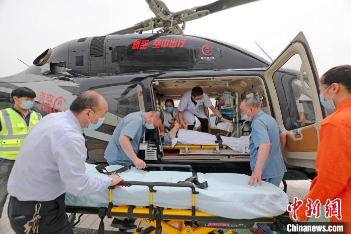 两名危重病人同一天经直升机转运到上海