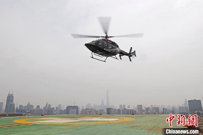 两名危重病人同一天经直升机转运到上海