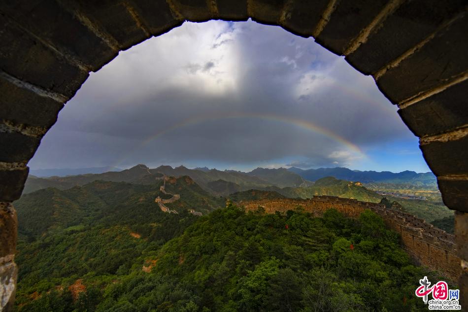 扑朔迷离的雨后彩虹 金山岭长城惊现粉红云霞