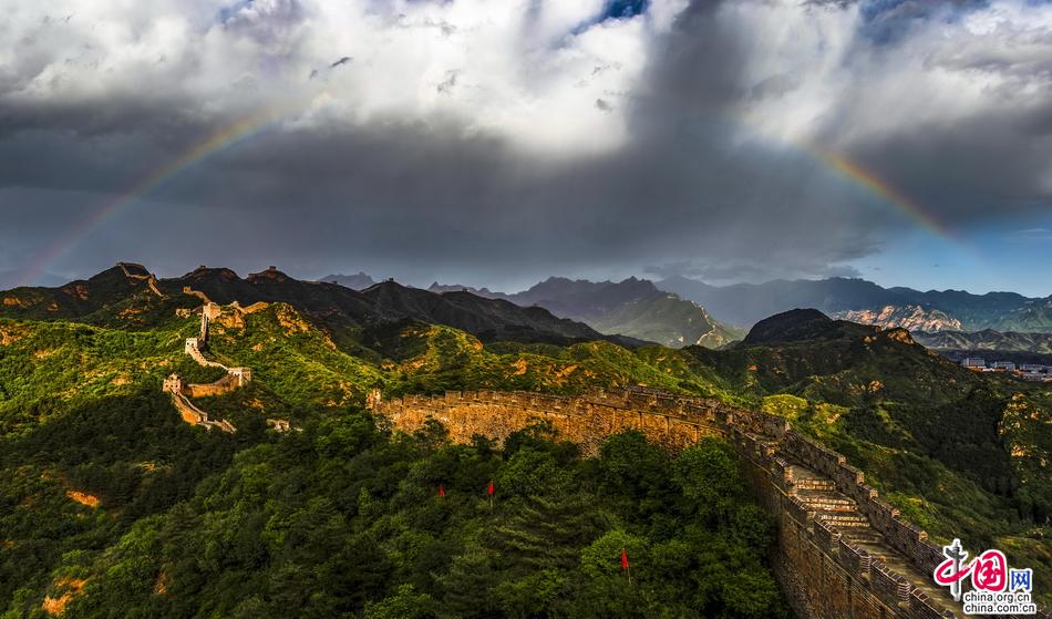 扑朔迷离的雨后彩虹 金山岭长城惊现粉红云霞