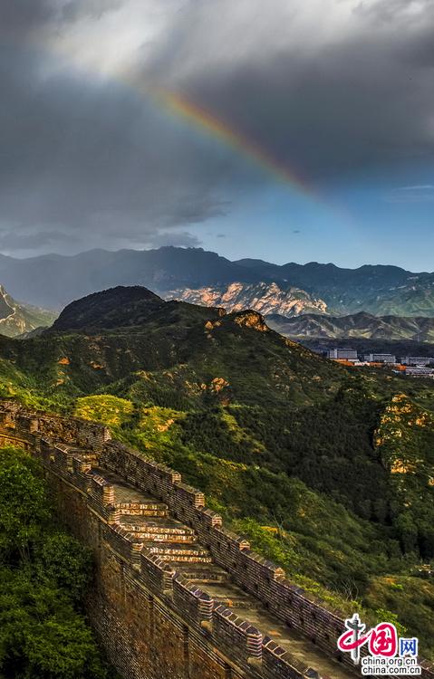 扑朔迷离的雨后彩虹 金山岭长城惊现粉红云霞