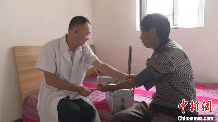 从风华正茂到年近半百乡村医生守护山村24年