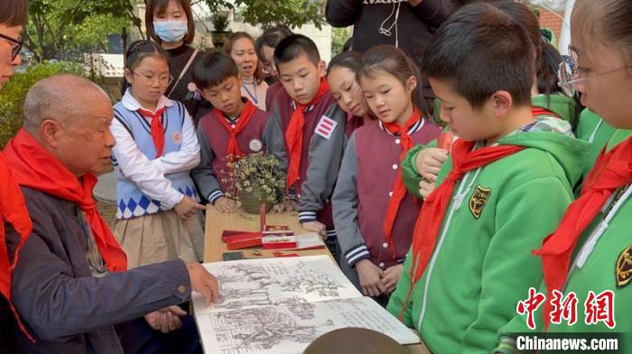 广西八旬老兵创作绘本记录战时经历反映生活变迁