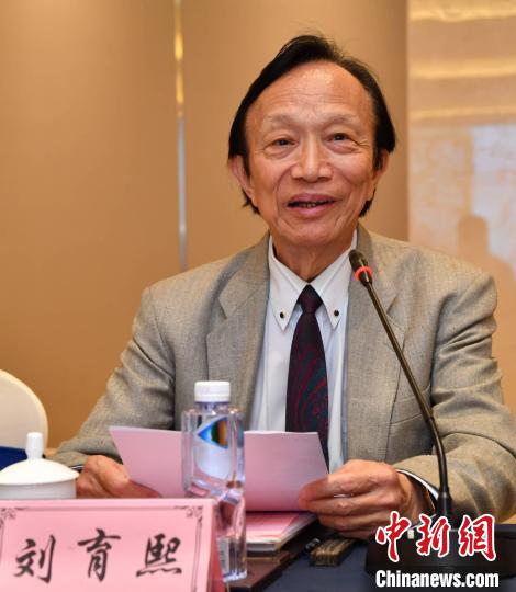 刘半农的侄子——中国著名小提琴家、中央音乐学院教授刘育熙作为刘氏宗亲代表出席了本次研讨会。　张海韵摄