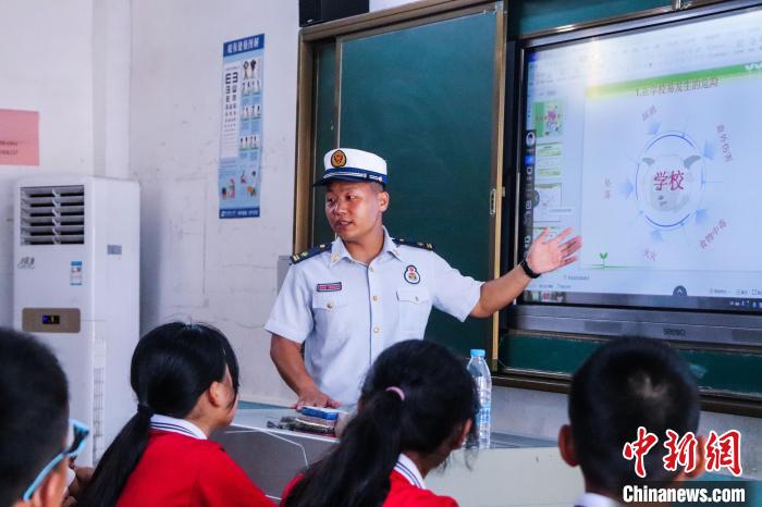 相伴相守13年森林消防员与孩子们的不解情缘