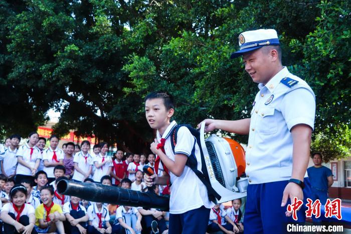 相伴相守13年 森林消防员与孩子们的不解情缘