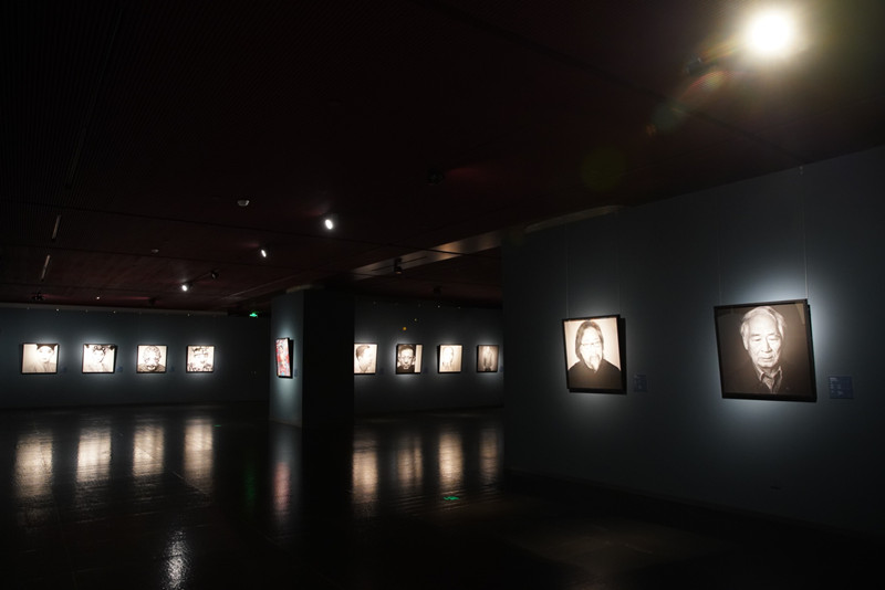“艺术家——逄小威中外文化名人肖像摄影作品展”开幕