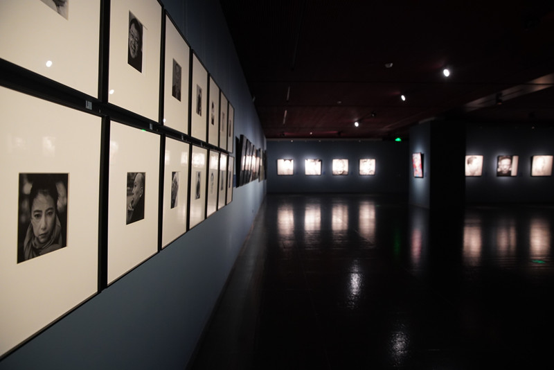 “艺术家——逄小威中外文化名人肖像摄影作品展”开幕