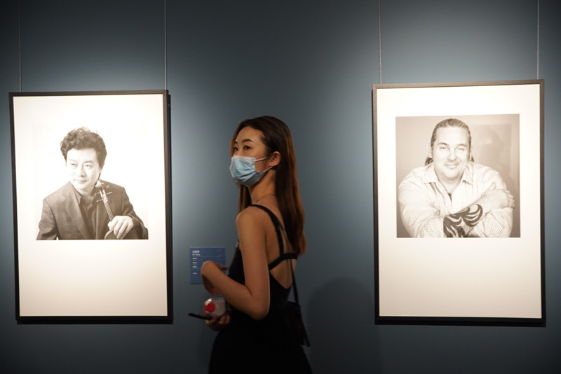 “艺术家——逄小威中外文化名人肖像摄影作品展”开幕