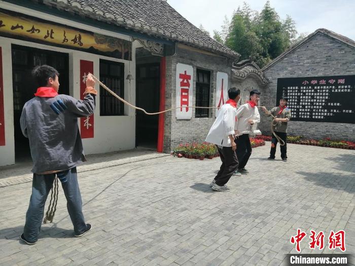 曹文轩小说《草房子》中的油麻地小学风情。　顾名筛摄