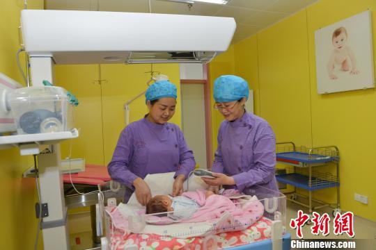 图为青海省人民医院的医护人员照看刚出生的婴儿。　孙莹 摄