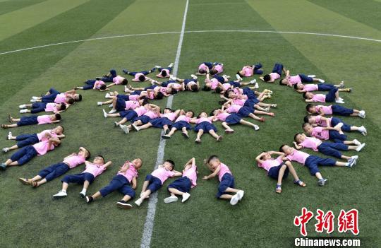 图为幼儿园学生拍创意毕业照。　潘志祥 摄