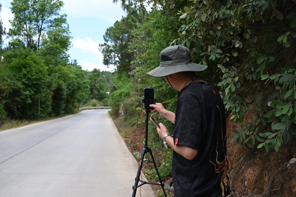 2021年6月2日，玉溪市红塔区黄草坝路，一位网络博主在封锁关卡处直播。澎湃新闻记者 孙湛 图