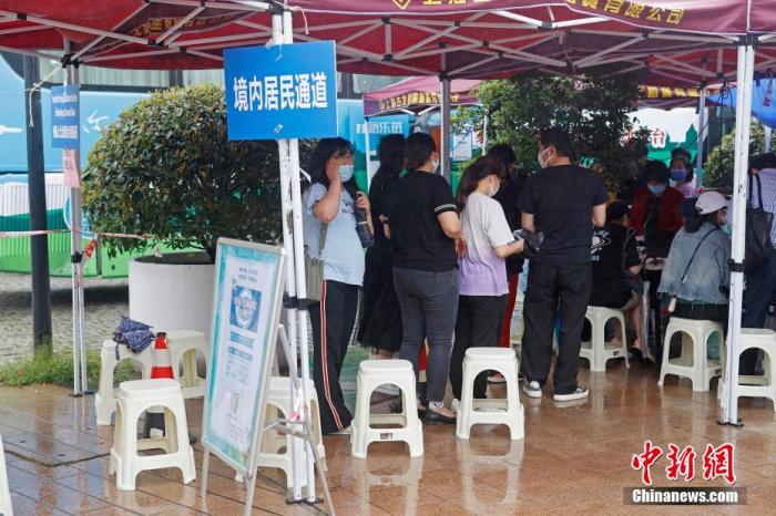 资料图：民众等待进行接种前的信息登记。殷立勤 摄