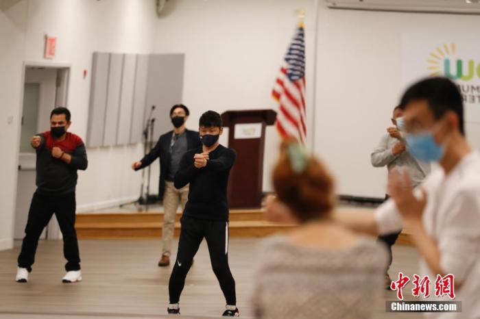 当地时间4月25日，美国纽约法拉盛亚裔社区自发成立的“公共安全巡逻队”队员以及部分民众，在该社区活动中心进行防卫术训练，提高安防能力。<a target='_blank' href='http://www.chinanews.com/'><p  align=